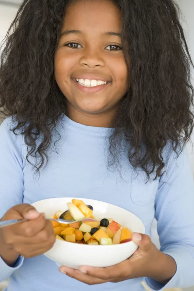 Mädchen Isst Hause Eine Schüssel Obst — Stockfoto