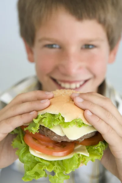 男孩吃新鲜汉堡 — 图库照片