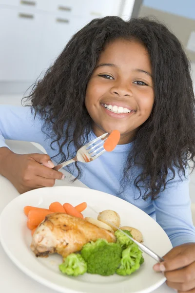 女孩在家里吃鸡肉和蔬菜晚餐 — 图库照片