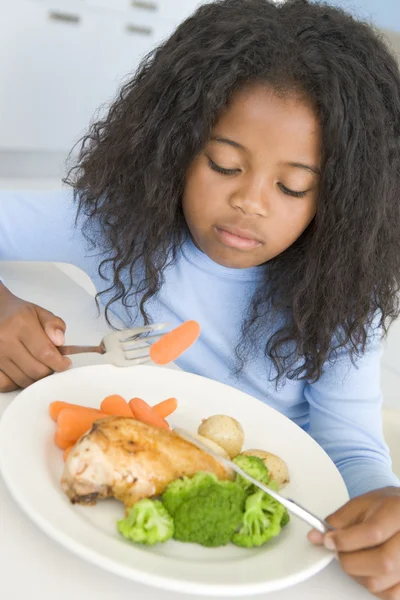 Dziewczynka Jedzenie Kurczaka Warzyw Kolacja Domu — Zdjęcie stockowe