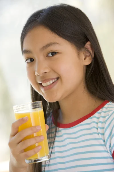 Chica Beber Vaso Jugo Naranja Casa — Foto de Stock