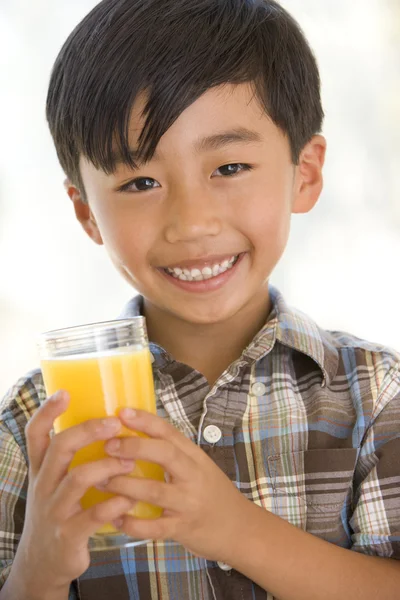 Niño Bebiendo Jugo Naranja Casa — Foto de Stock