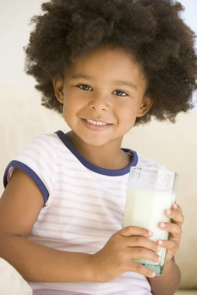年轻的姑娘在家里喝一杯牛奶 — 图库照片
