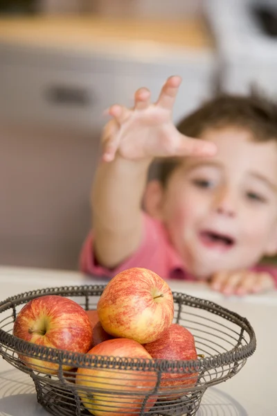 Хлопчик Добирається Яблука Фруктового Кошика — стокове фото