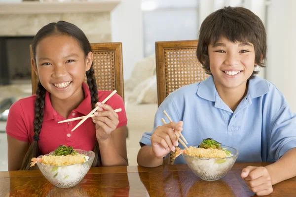 Yemek Odasında Çin Yemeği Yiyen Iki Genç Çocuk Gülümsüyor — Stok fotoğraf