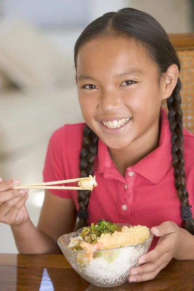 Молодая Девушка Столовой Ест Китайскую Еду Улыбаясь — стоковое фото