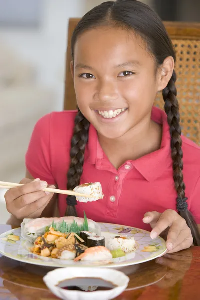 Yemek Odasında Genç Bir Kız Gülümseyerek Çin Yemeği Yiyor — Stok fotoğraf