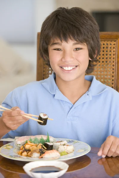 Jovem Sala Jantar Comendo Comida Chinesa Sorrindo — Fotografia de Stock