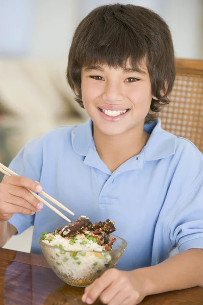 Jeune Garçon Dans Salle Manger Manger Chinois Souriant — Photo