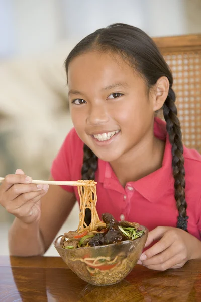 Νεαρό Κορίτσι Στην Τραπεζαρία Τρώει Κινέζικο Φαγητό Χαμογελώντας — Φωτογραφία Αρχείου