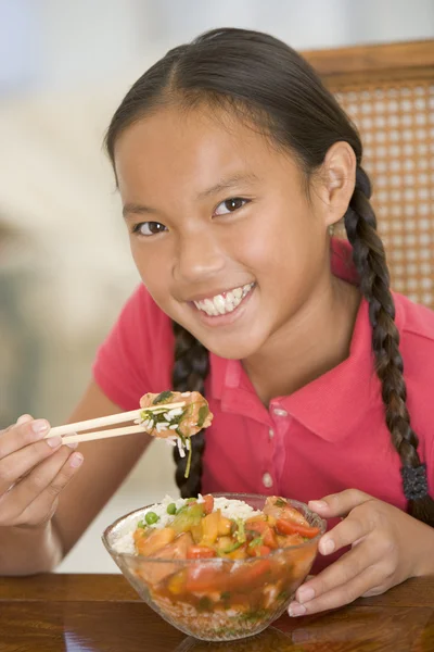 Νεαρό Κορίτσι Στην Τραπεζαρία Τρώει Κινέζικο Φαγητό Χαμογελώντας — Φωτογραφία Αρχείου