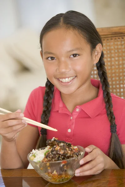 Menina Sala Jantar Comendo Comida Chinesa Sorrindo — Fotografia de Stock