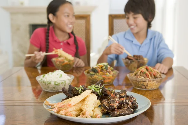 Duas Crianças Comendo Comida Chinesa Sala Jantar Sorrindo — Fotografia de Stock