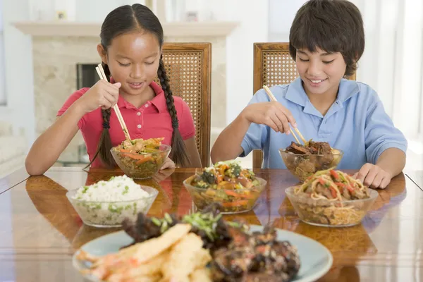 Двоє Маленьких Дітей Їдять Китайську Їжу Їдальні Посміхаючись — стокове фото