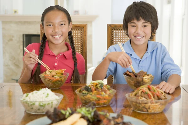 Δύο Μικρά Παιδιά Που Τρώνε Κινέζικο Στην Τραπεζαρία Χαμογελώντας — Φωτογραφία Αρχείου