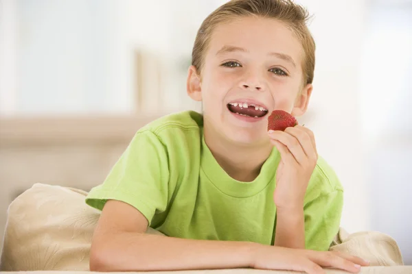 Jonge Jongen Eten Aardbeien Woonkamer Glimlachen — Stockfoto
