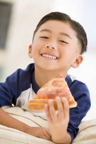Menino Comendo Fatia Pizza Sala Estar Sorrindo — Fotografia de Stock