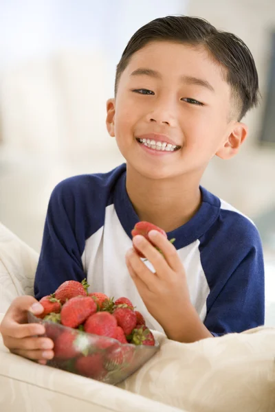 Νεαρό Αγόρι Που Τρώει Φράουλες Στο Σαλόνι Χαμογελώντας — Φωτογραφία Αρχείου