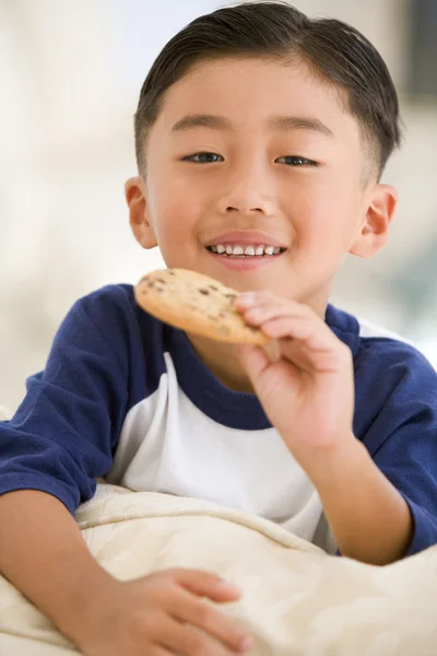 Menino Comendo Biscoito Sala Estar Sorrindo — Fotografia de Stock