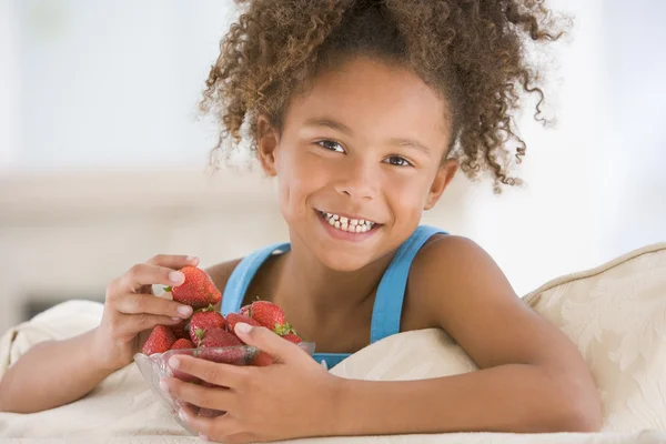 Chica Joven Comiendo Fresas Sala Estar Sonriendo —  Fotos de Stock