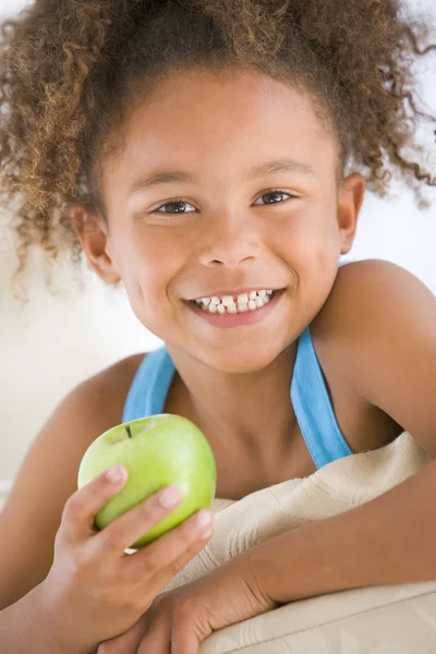 Jeune Fille Manger Pomme Dans Salon Souriant — Photo