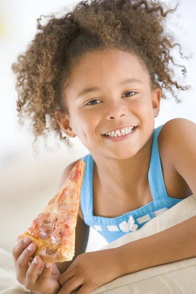 Mladá Dívka Jíst Pizzu Řez Obýváku Úsměvem — Stock fotografie