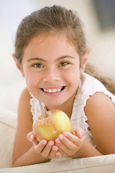 Genç Kız Yeme Oturma Odası Gülümseyen Içinde Elma — Stok fotoğraf
