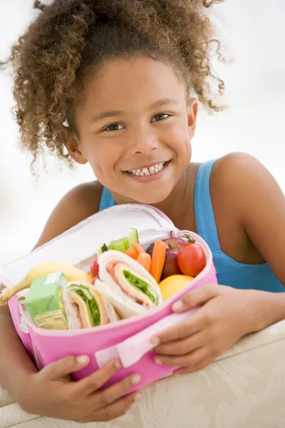 Menina Segurando Almoço Embalado Sala Estar Sorrindo — Fotografia de Stock