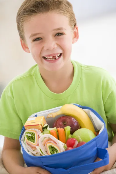 Kleiner Junge Mit Lunchpaket Wohnzimmer Lächelnd — Stockfoto