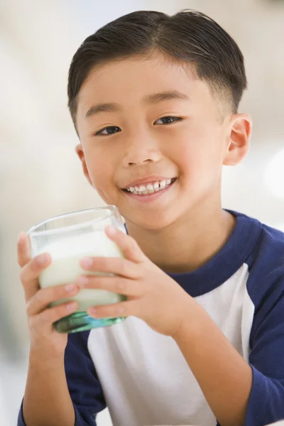 Kleiner Junge Drinnen Trinkt Milch Lächelnd — Stockfoto