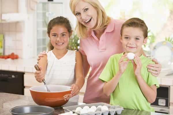 Vrouw Twee Kinderen Keuken Bakken Glimlachen — Stockfoto