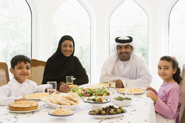 Středního východu rodina si jídlo v restauraci Royalty Free Stock Obrázky