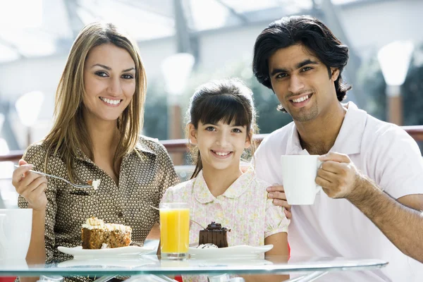 Οικογένεια Τρώει Τούρτα Στο Café Ψάχνει Για Φωτογραφική Μηχανή Εικόνα Αρχείου