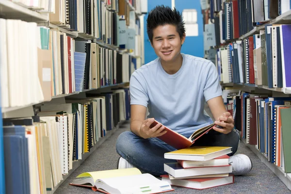 Estudiante universitario trabajando en biblioteca Imágenes De Stock Sin Royalties Gratis