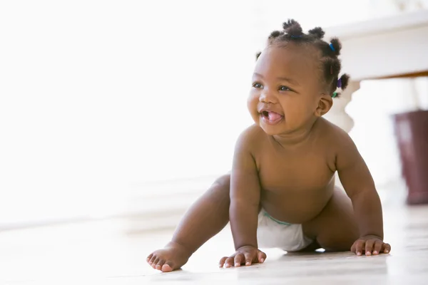 Baby Crawling Indoors Smiling — Stok fotoğraf