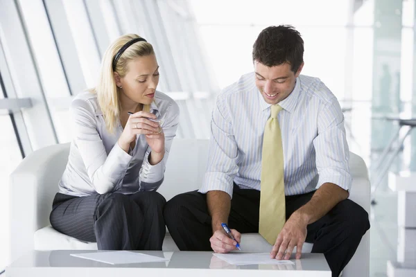 Two Businesspeople Sitting Office Lobby Talking Smiling — Stock Photo, Image