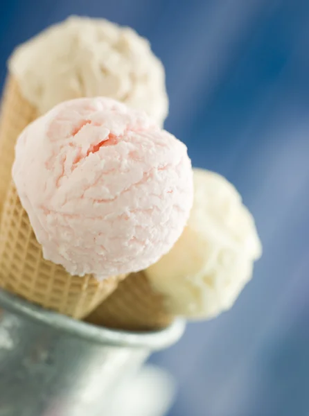冰淇淋在硅片锥体的三重奏 — 图库照片#