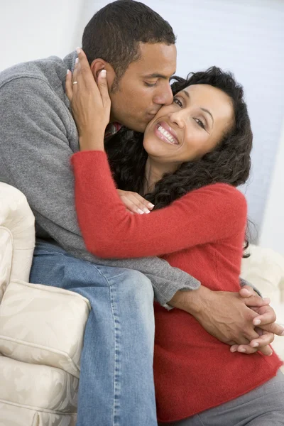 Couple Living Room Kissing Smiling — Stock Photo, Image