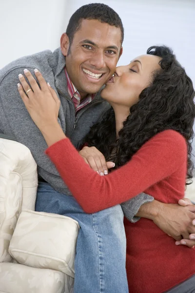 Couple Living Room Kissing Smiling — Stock Photo, Image