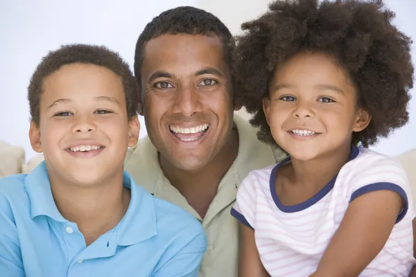 Mann Und Zwei Kleine Kinder Wohnzimmer Lächelnd — Stockfoto