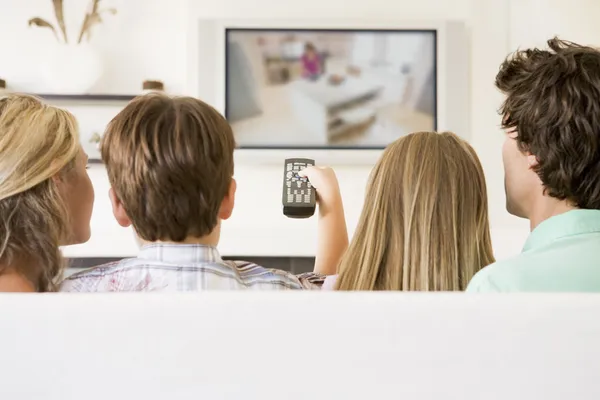 Aile Ile Uzaktan Kumanda Düz Ekran Televi Oturma Odasında Telifsiz Stok Imajlar