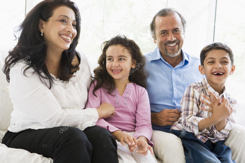 Ein Paar aus dem Nahen Osten mit ihren Enkeln — Stockfoto