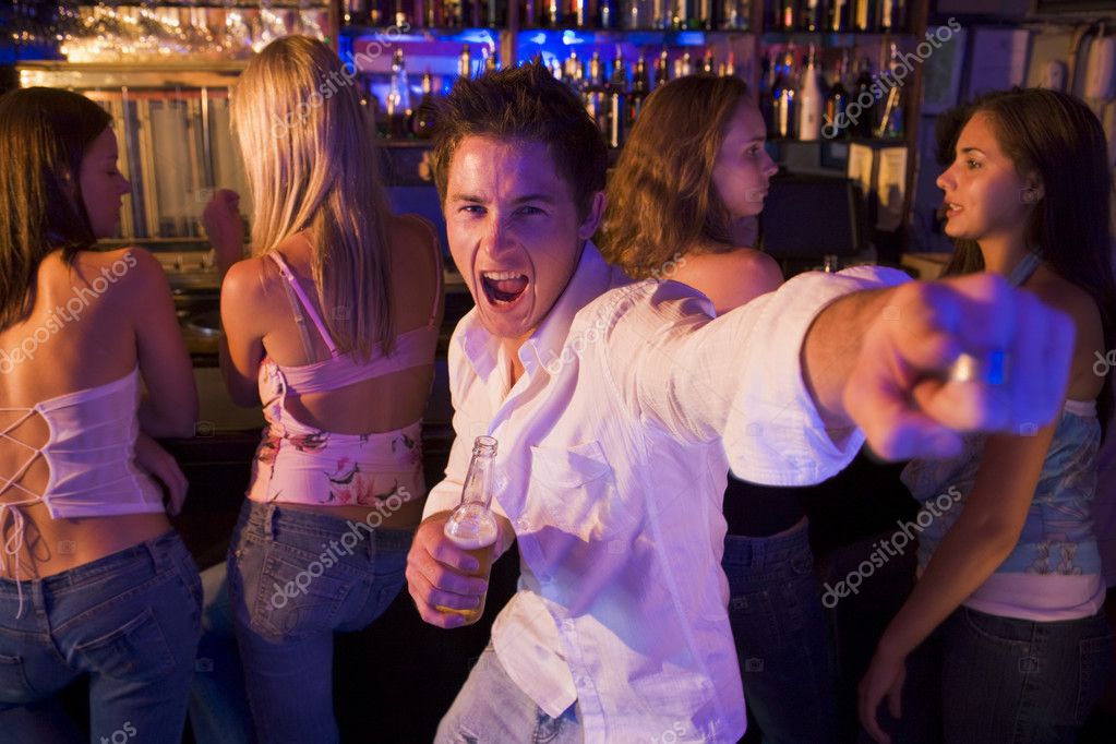 Танцульки выпивших людей в клубе