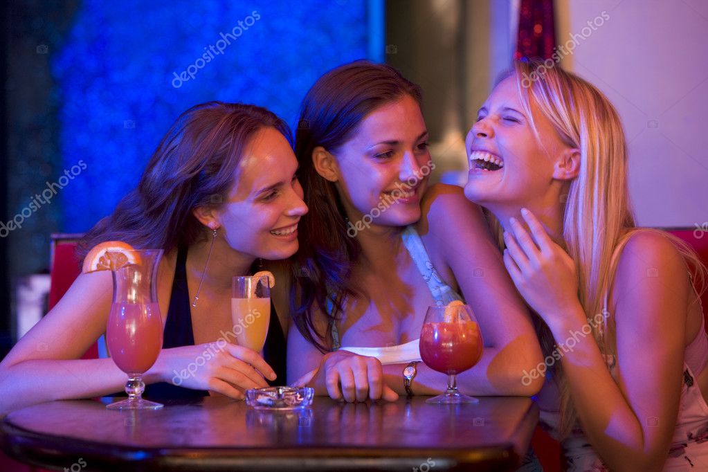 Горячие подруги приятно проводят время без парней