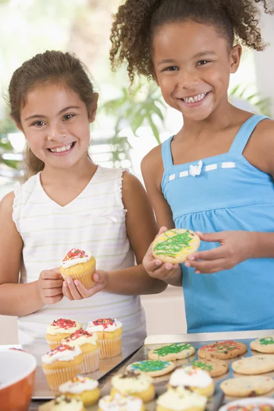 两个孩子在厨房装饰饼干微笑 — 图库照片