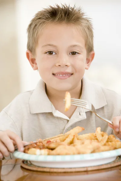Jonge Jongen Binnenshuis Eten Vis Chips Glimlachen — Stockfoto