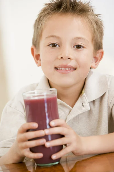 Beltéri ivóvíz, gyümölcslé mosolygó fiatal fiú — Stock Fotó
