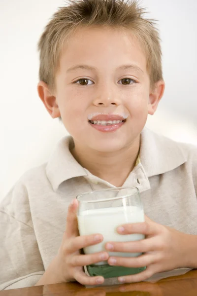 Молодий Хлопчик Приміщенні Молоко Посміхаючись — стокове фото