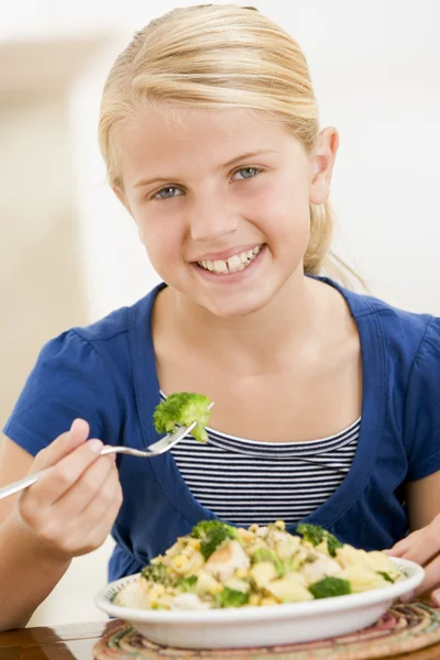 Mladá Dívka Vevnitř Jíst Těstoviny Brokolicí Úsměvem — Stock fotografie