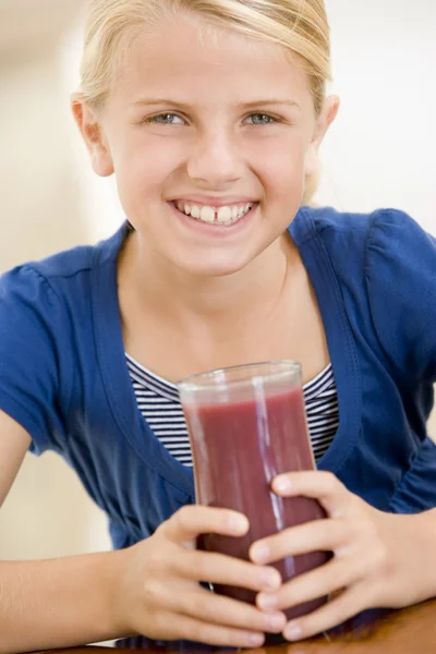 Chica Joven Interior Bebiendo Jugo Sonriendo — Foto de Stock